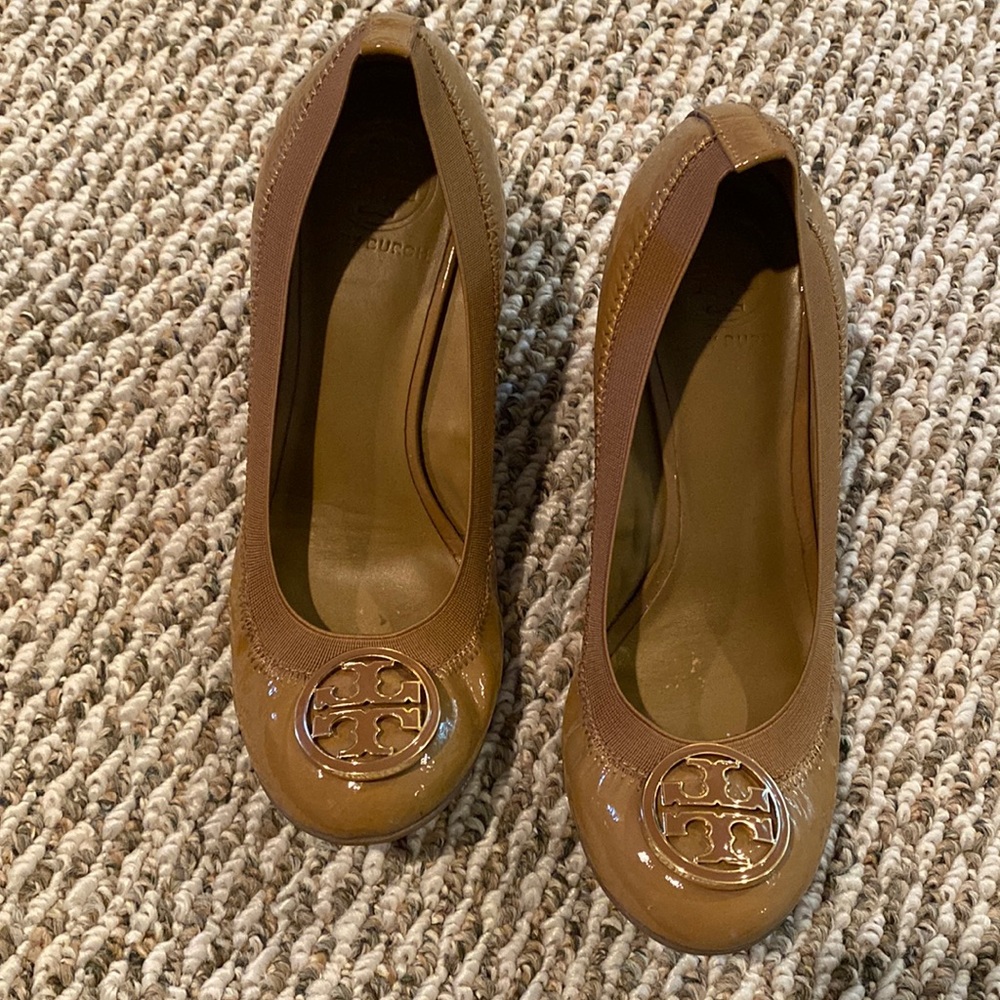 Tory Burch Caroline camel patent wedge